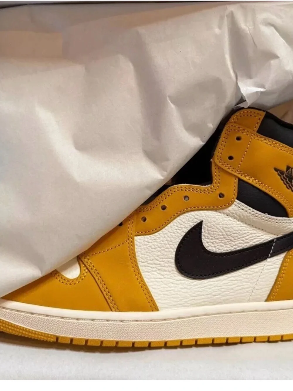 Jordan Air Jordan 1 Retro High Yellow Ochre Black Sail Leather DZ5485-701